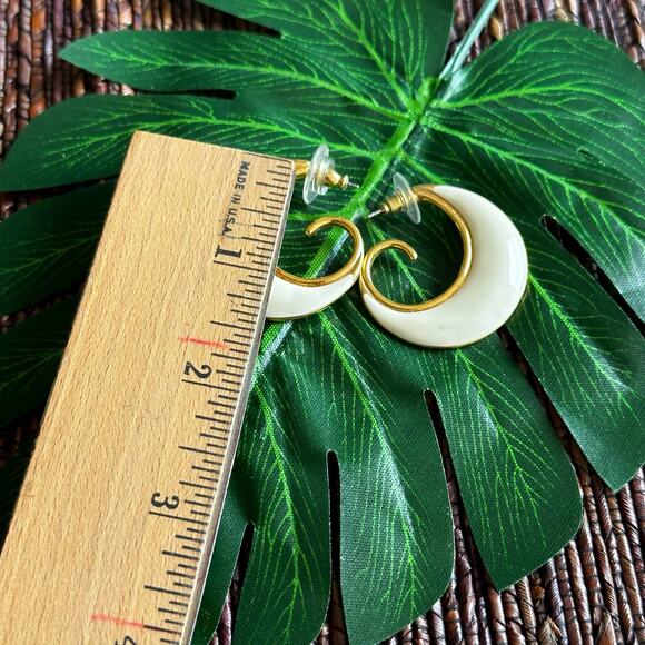 BOGO FREE MONET ENAMEL EARRINGS SWIRLS CREAM - Picture 4 of 6